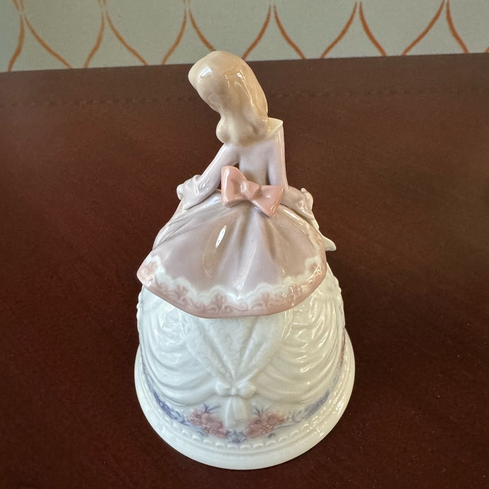 Lladro Lady Figurine in Pink and Cream - Picture 2 of 12